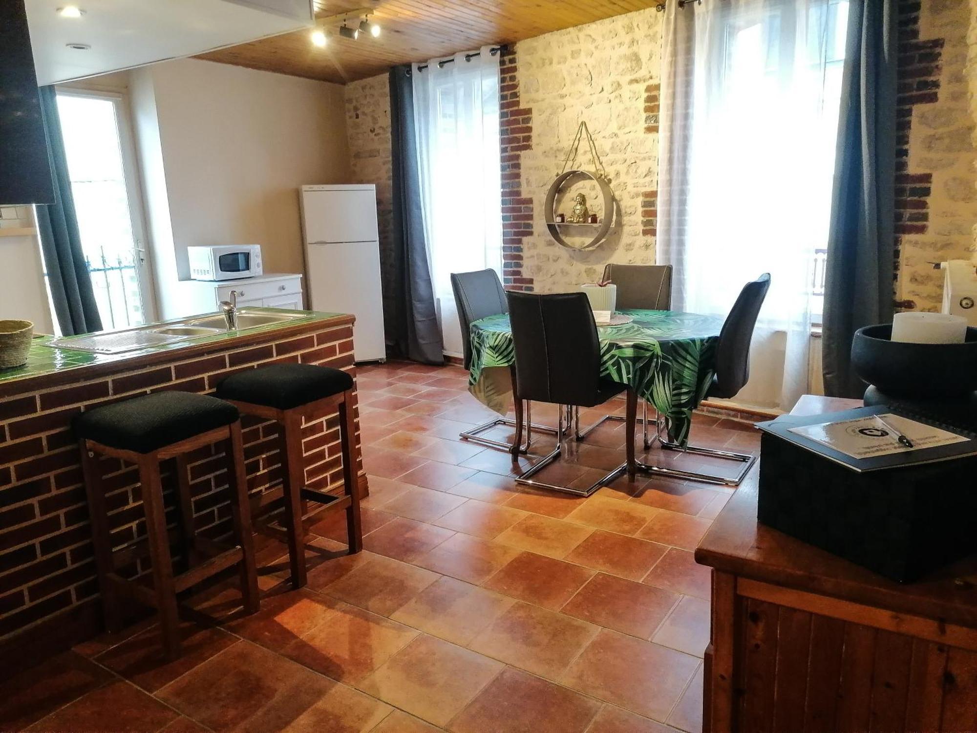 Gite A Sees Avec Garage Prive En Centre Ville Номер фото